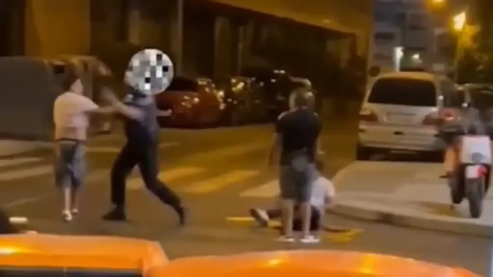 policia-pelea-bofeton