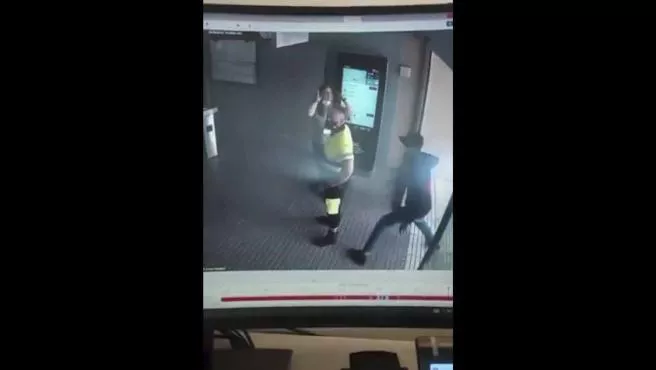 momento-en-el-que-un-usuario-apunala-por-la-espalda-a-un-vigilante-de-seguridad-de-la-estacion-de-ferrocarrils-de-igualada-barcelona