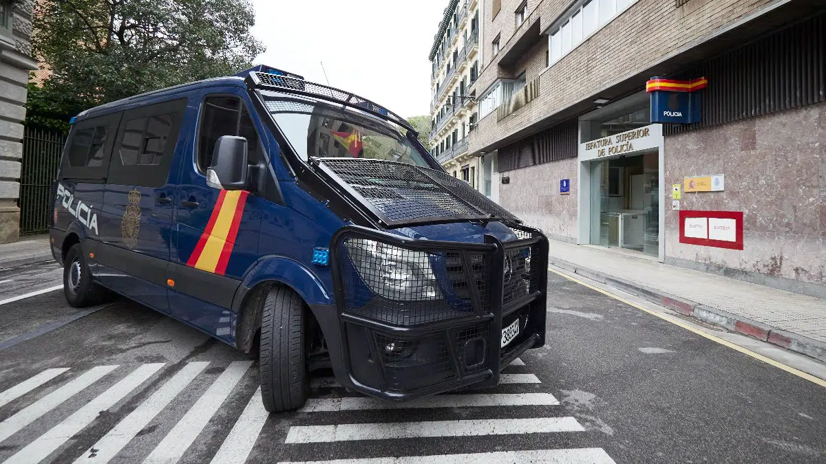 Un-furgon-de-la-Policia-Nacional.jpg
