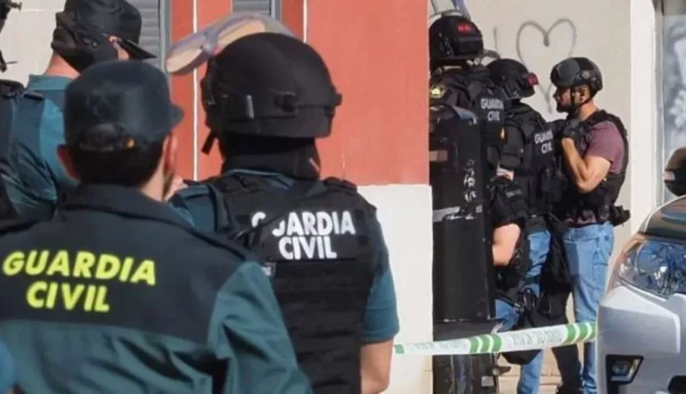 efectivos-de-la-guardia-civil-durante-la-negociacio-n-con-el-asesino-que-se-atrinchero-en-una-vivienda_4_1000x574
