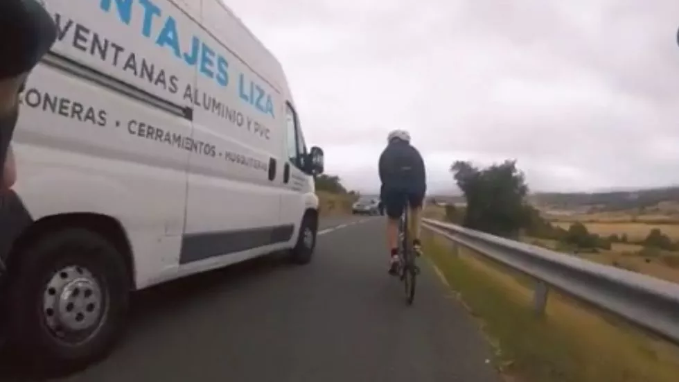 peligroso-adelantamiento-furgoneta-ciclista-1659519759
