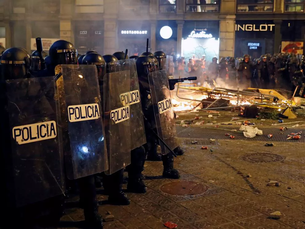 policias-antidisturbios-durante-los-incidentes-cataluña