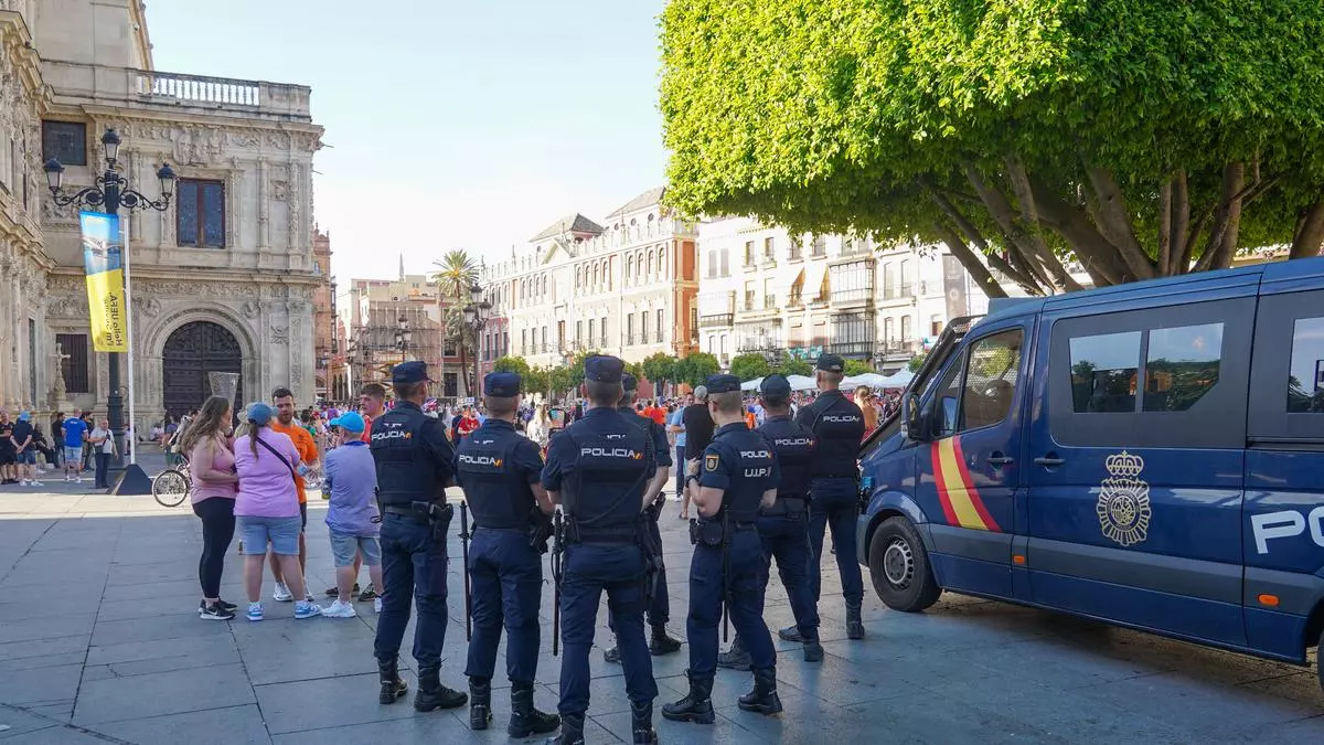 VÍDEO De La Detención - El Juez Imputa Seis Delitos A Dos Policías ...