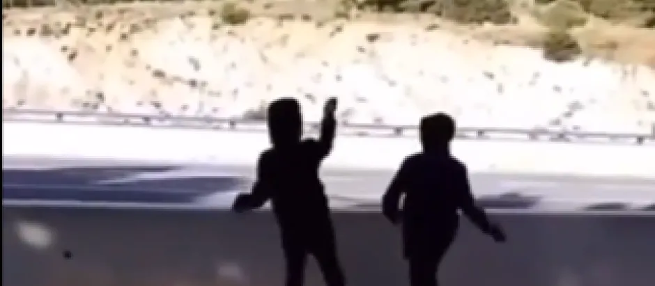 lanzan-piedras-coches-segovia