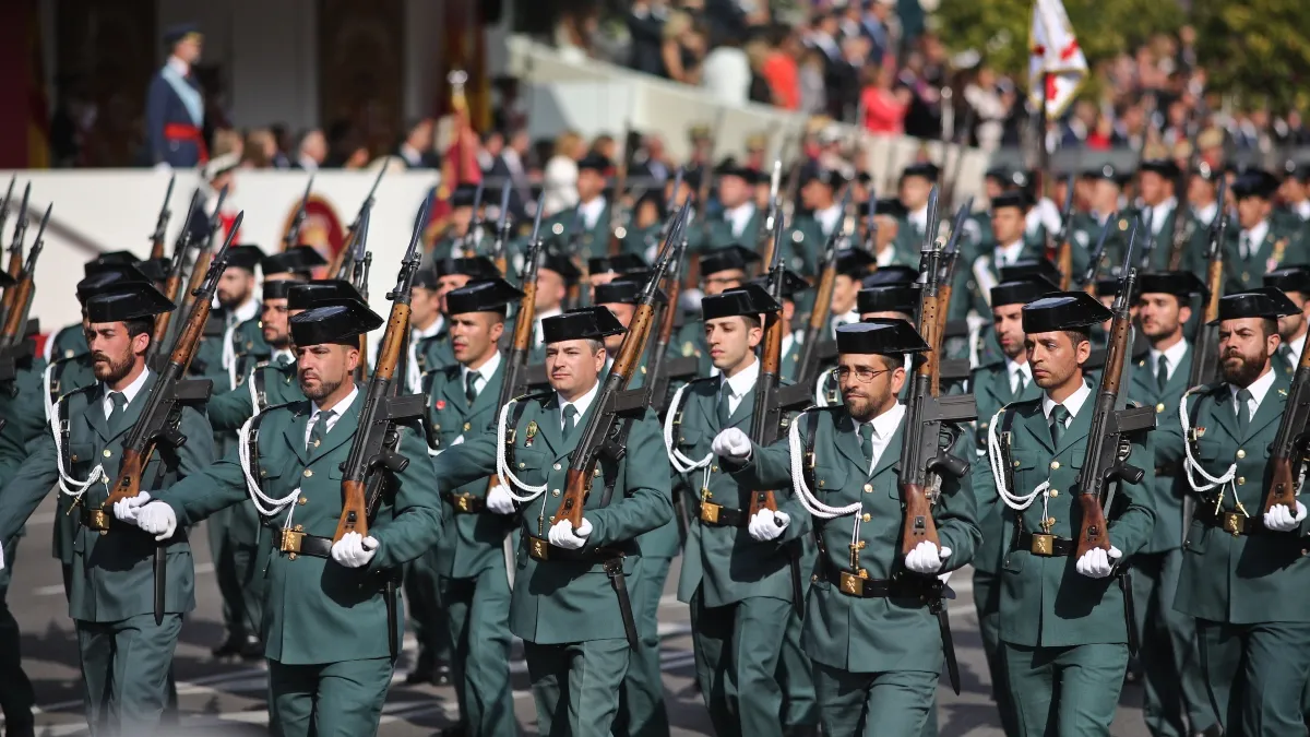 EuropaPress_1414491_agentes_guardia_civil_desfile_12_octubre_2017-1-1
