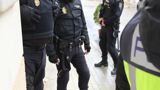 Policias-nacionales-imagen-archivo_1803430148_187170338_667x375