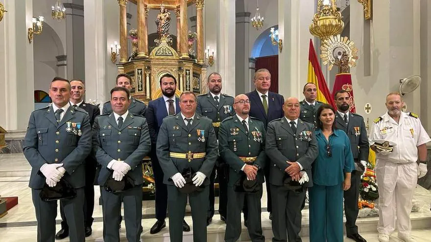 se-cuela-vestido-de-capitan-de-navio