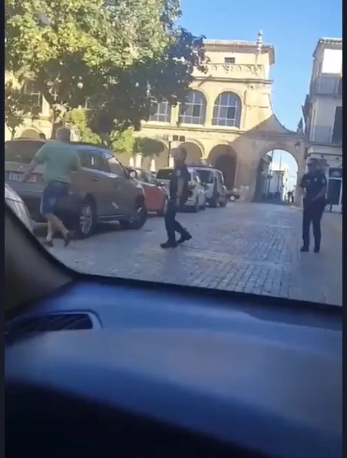 apuñala-policia-cuello