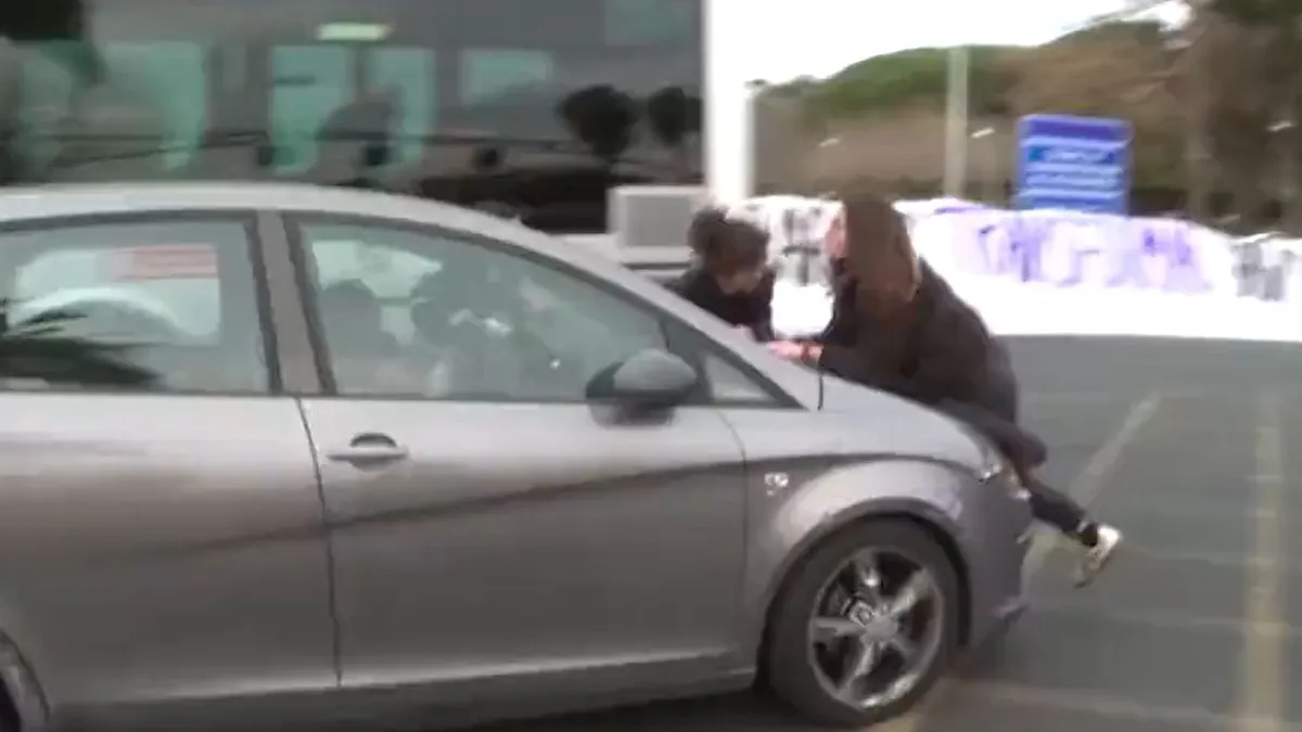un-coche-embiste-a-varias-manifestantes-del-8m-en-la-diagonal-de-barcelona_a3b2