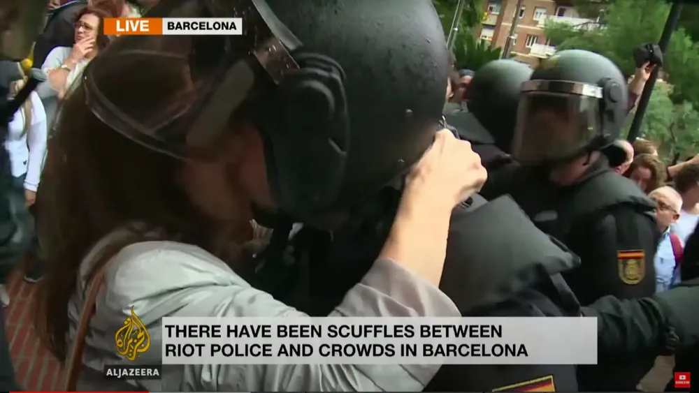 policia-1O-beso-no-consentido