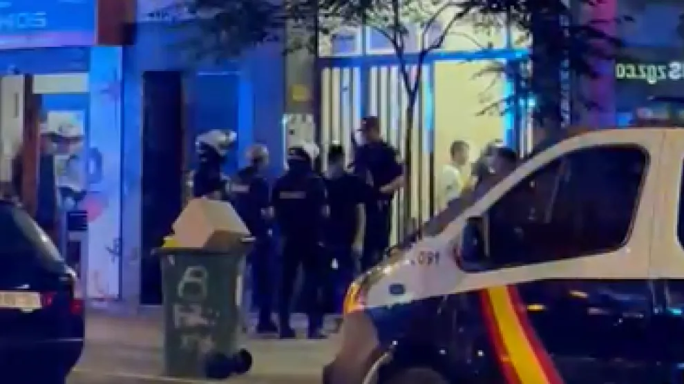 efectivos-de-la-policia-nacional-en-la-calle-de-juan-pablo-bonet-de-zaragoza